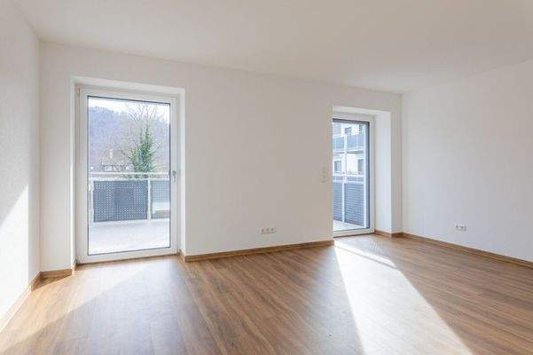 Wohnzimmer mit zwei Balkontüren