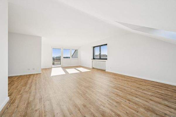 Geräumiges Wohnzimmer mit Zugang zur Loggia