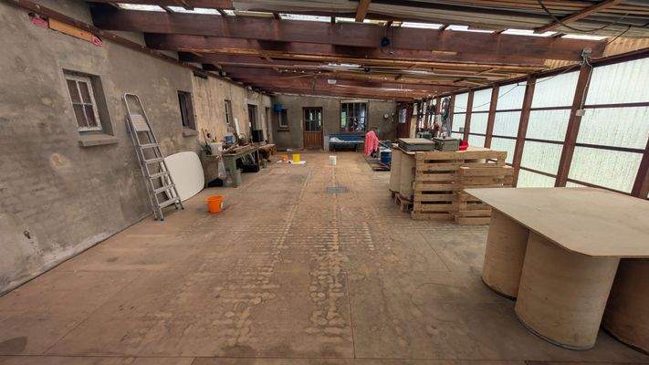 überdachte Außenarbeitsfläche