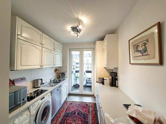 Küche mit Zugang zum Balkon