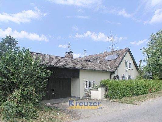 Hausansicht mit Garage