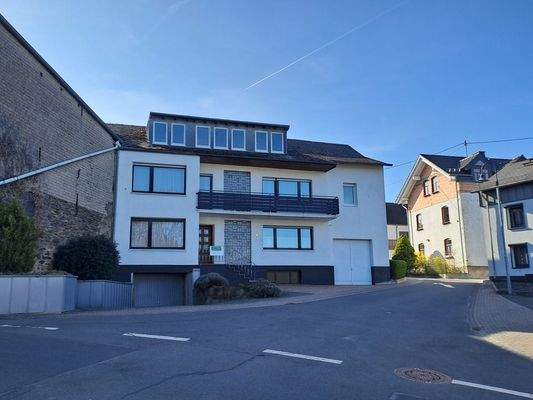 Haus mit drei separaten Wohnungen