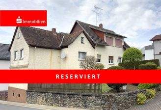 Straßenseite mit Garten rechts (Jägerzaun)