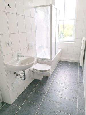 gefliestes Bad, Wanne, Fenster, Waschmaschinenans