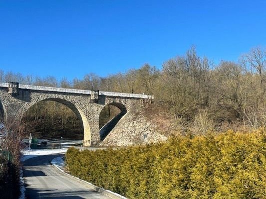 Viadukt hinter dem Haus