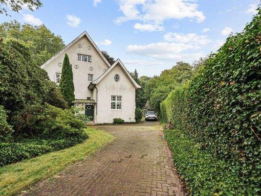 Einfahrt zu Nebengebäuden 