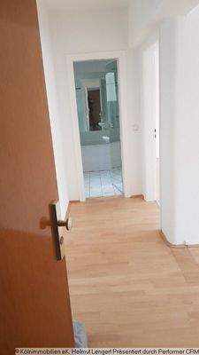 Blick vom Eingangs-Tür auf Badezimmer