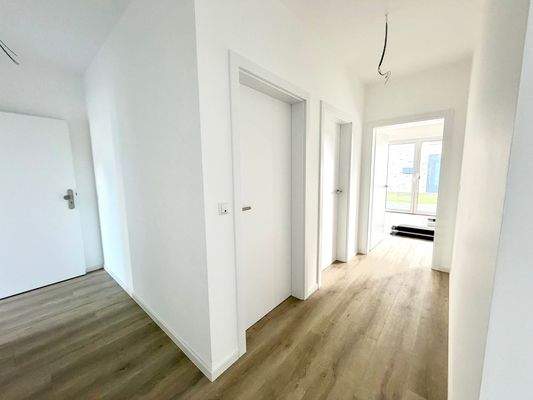 Moderner Flur mit Türen