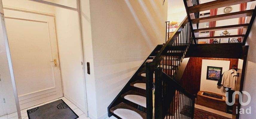 24 Hauseingang und Treppe zum EG + UG