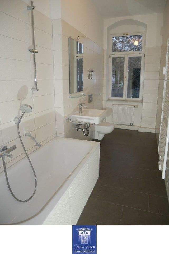Eindrucksvolle Wohnung mit Balkon, Tageslichtbad mit Wanne! - Photo 3