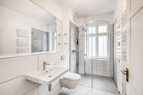 Modernes Badezimmer mit bodengleicher Dusche