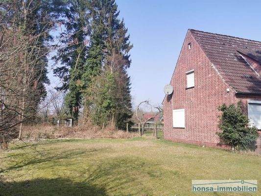 Ansicht von der Straße - linke Gartenseite (Nord)