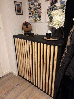 Flurschrank, schwarz mit Holpaneelen.jpg