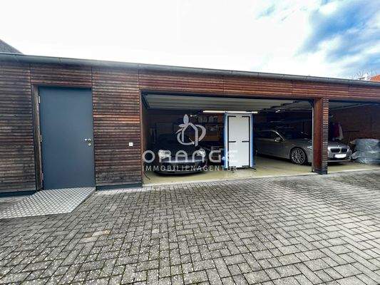 Blick von der Straße auf die 3fach-Garage
