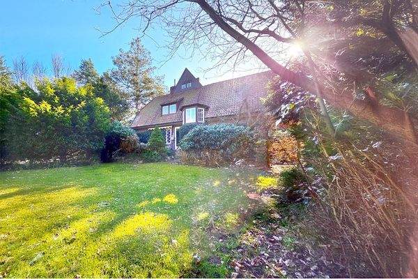 Von hinten Landhaus-Charme ... umraht von einem weitläufigen Garten