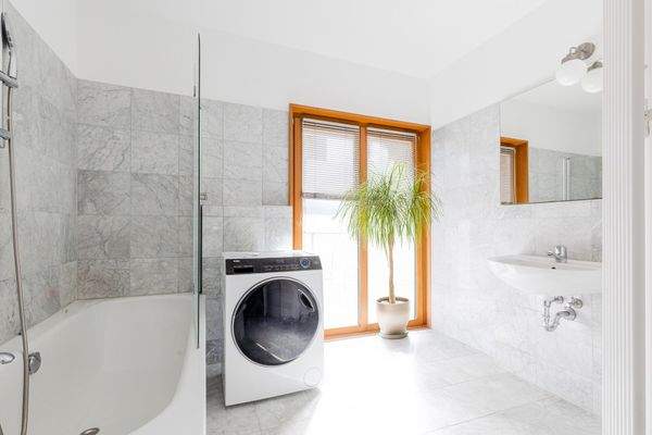 Geräumiges Tageslicht-Badezimmer