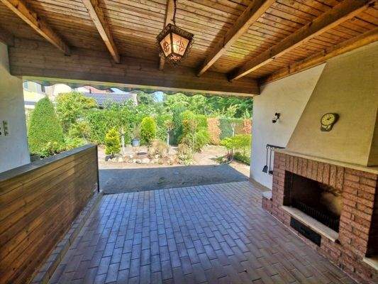 Überdachte Terrasse mit Kamin