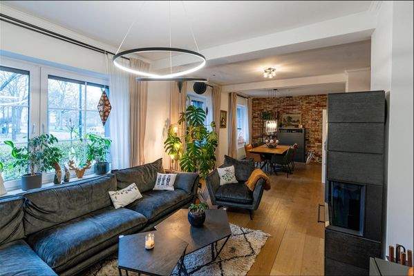 Gemütlichkeit mit Kamin und viel Lichteinfall