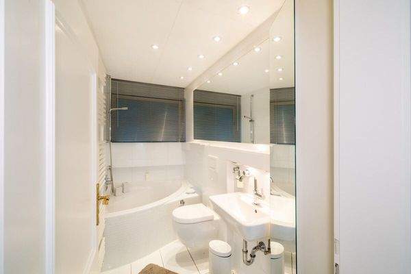 Badezimmer im Gartengeschoss