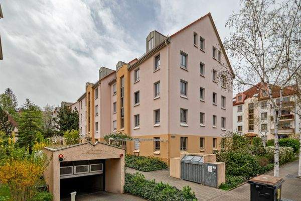 Blick zum Haus und TG-Einfahrt