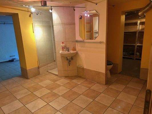 Bad mit Dusche im Keller