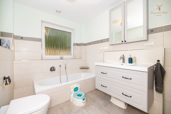 modernes Badezimmer mit Badewanne