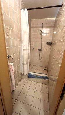 Personal - Sanitärbereich mit Dusche im EG