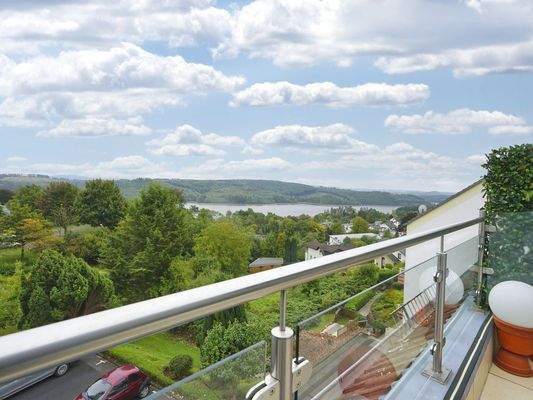 ...Balkonzugang und...