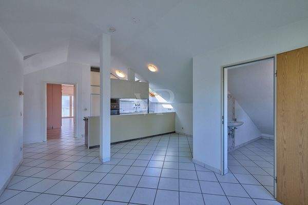 Essbereich mit Blick in den Abstellraum im DG