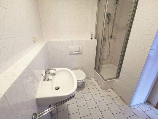 Badezimmer mit Dusche.jpg