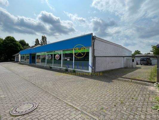 Supermarkt, Front mit Parkplätzen und Anlieferung2