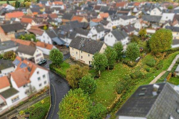 Grundstück von oben, eingebettet in den Ortskern von Gambach 