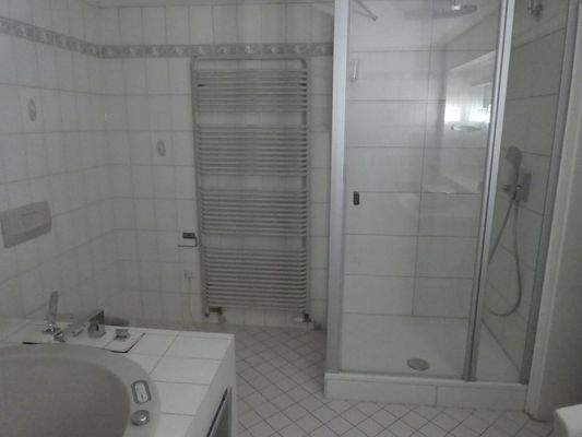 Bad mit Wanne und Dusche