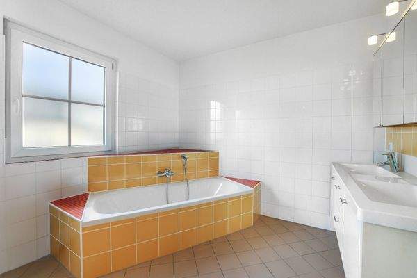 Bad mit Wanne & Dusche im Obergeschoss
