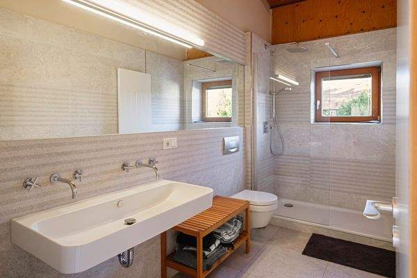 Badezimmer mit Dusche im Obergeschoss