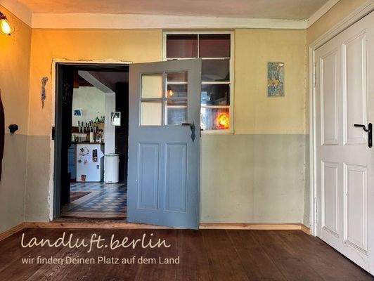 Blick vom Flur am Haupteingang Richtung Küche.jpg