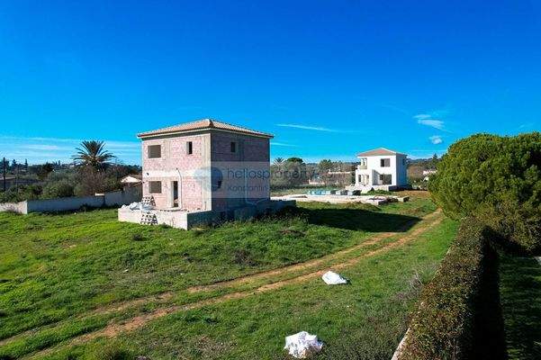 835bbe5063e64f4e8819d5e3bf332c1f-original