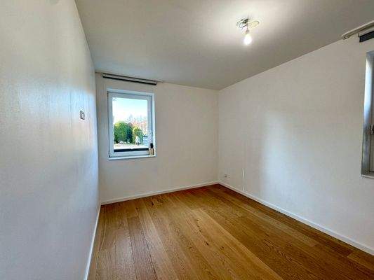 Schlafzimmer im Erdgeschoss mit  schallisolierten Türen und Wänden