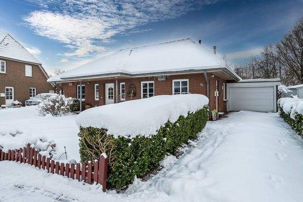 Straßenansicht im Winter