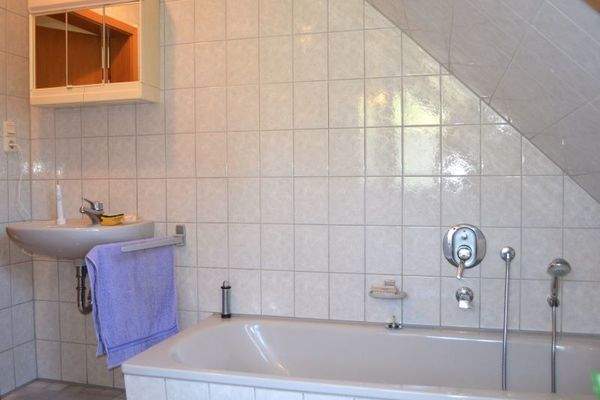 Bad mit Wanne & Dusche (Haus 2)