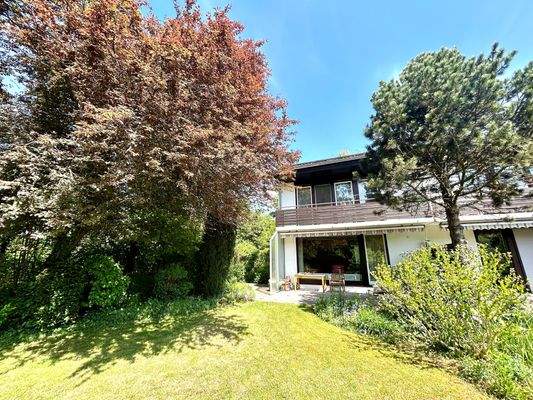 der große Garten mit dem Haus