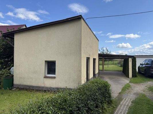 Carport und Nebengelass