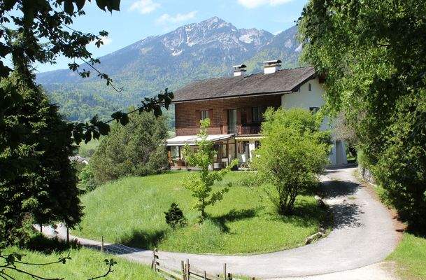 Außenansicht mit Zufahrt