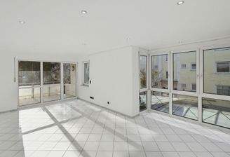 Wohnbereich mit bodentiefen Fenstern