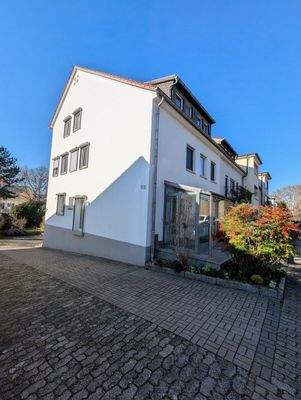 Seitenansicht und Zufahrt zum Hof