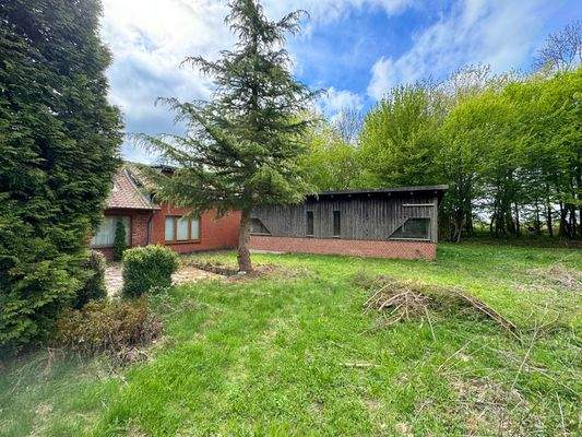 Ansicht auf die Gebäude aus dem Garten