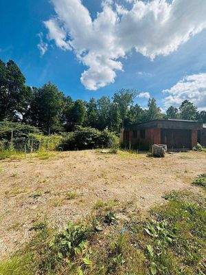 Blick auf das Grundstück mit der Garage