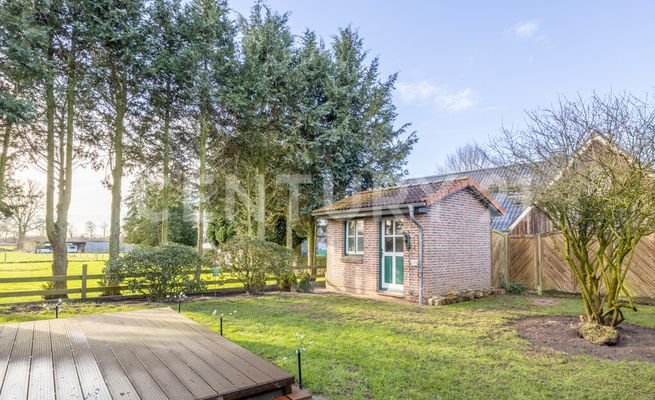 Ein kleines Gartenhaus ergänzt das Ensemble