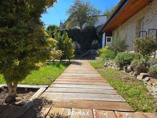 schmaler Holzsteg für zum Eingang