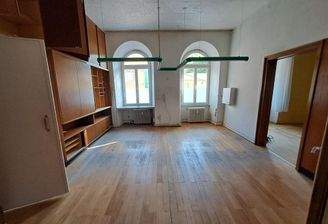 Zentraler Raum zur Straße